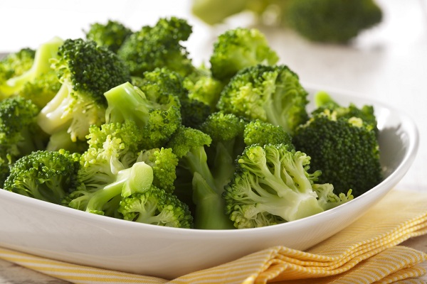 Mẹ bầu cần ăn nhiều rau cải có màu xanh để bổ sung axit folic ngừa dị tật ống thần kinh thai nhi