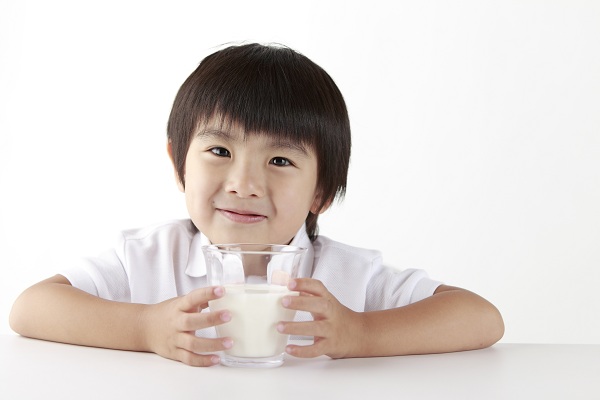 Hãy đảm bảo bé yêu uống từ 2 ly sữa mỗi ngày để bổ sung những dưỡng chất giúp phát triển não bộ mẹ nhé!