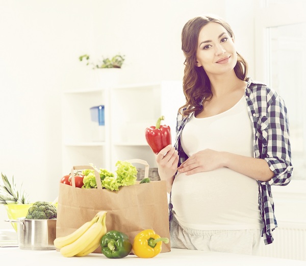 Hãy ăn nhiều trái cây, rau củ thay vì các chất ngọt sẽ khiến mẹ bầu tăng cân quá mức