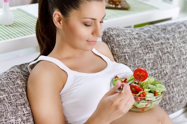 Việc ăn phong phú các loại thực phẩm cũng giúp bổ sung đầy đủ dưỡng chất tốt cho sự phát triển trí não thai nhi