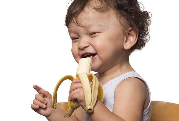 Mẹ nên cho bé ăn nhiều trái cây để bổ sung chất xơ, ổn định hệ tiêu hóa