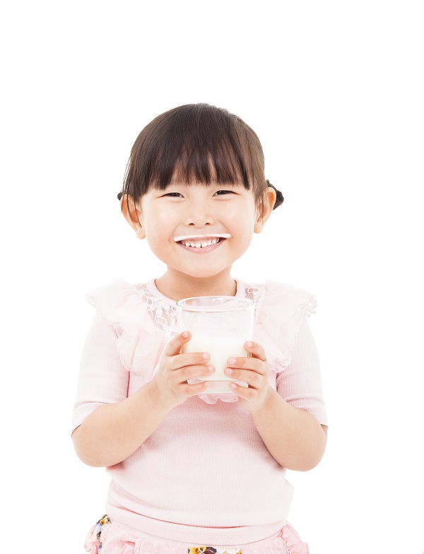 Uống sữa buổi tối sẽ giúp bé hấp thu dưỡng chất tốt hơn