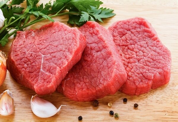Thịt đỏ có chứa hàm lượng sắt dồi dào là một trong những thực phẩm cho bà bầu không thể thiếu