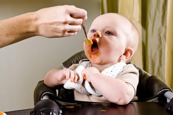 Ăn thức ăn lạ cũng có thể khiến bé bị rối loạn tiêu hóa và tiêu chảy