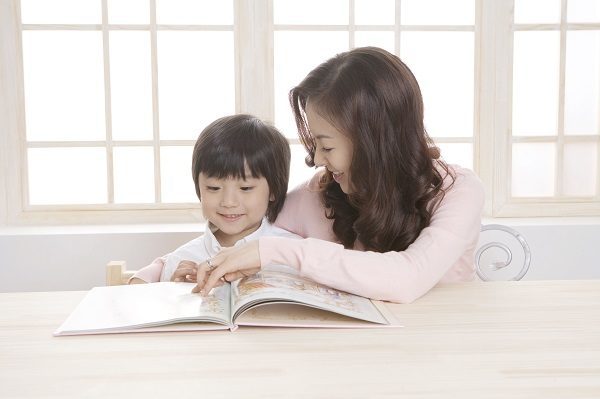 Dành thời gian đọc sách cùng bé là cách mẹ giúp bé phát triển trí não, tăng cường vốn từ vựng và khả năng ngôn ngữ.