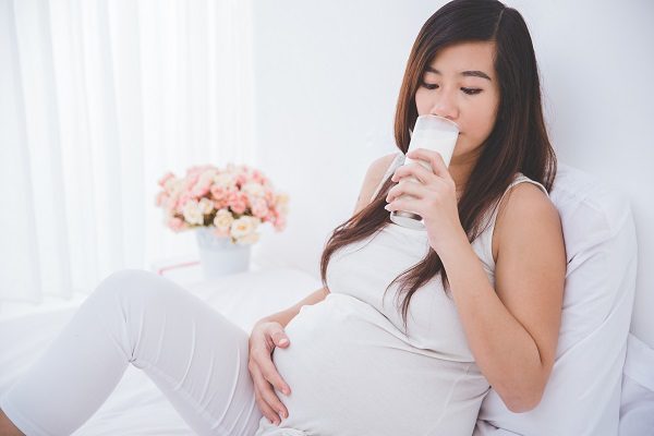 Uống sữa bầu vào buổi tối có thể giúp mẹ bầu ngủ ngon hơn