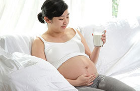Bà bầu tiết sữa non trong khi mang thai