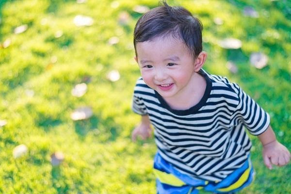 Vitamin D có trong ánh nắng mặt trời giúp bé hấp thu tối đa canxi để phát triển chiều cao.