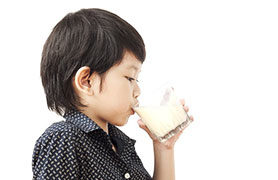 Những lưu ý khi đổi sữa bột cho trẻ