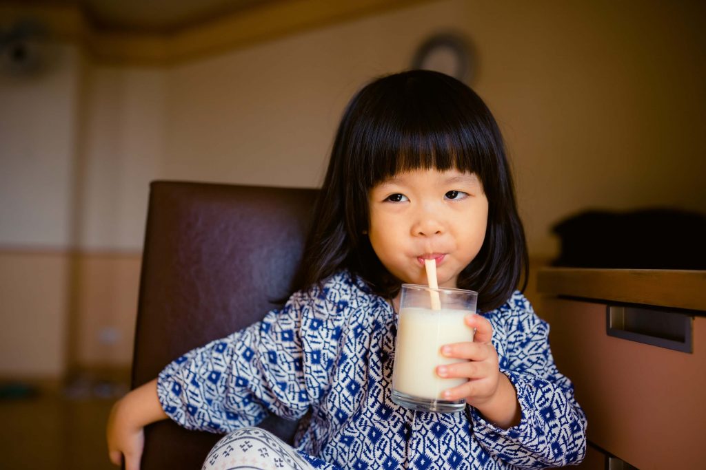 Sữa non giúp bé giảm được nguy cơ dị ứng và các bệnh nhiễm khuẩn