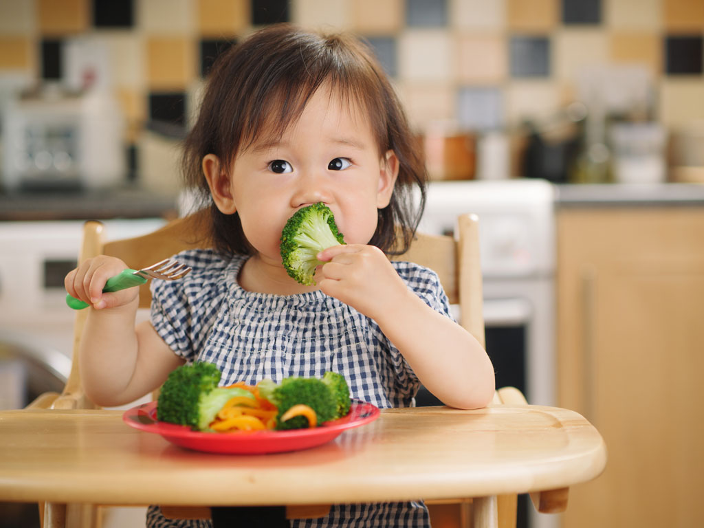 Bé ăn rau đúng cách giúp hệ tiêu hóa khỏe hơn.