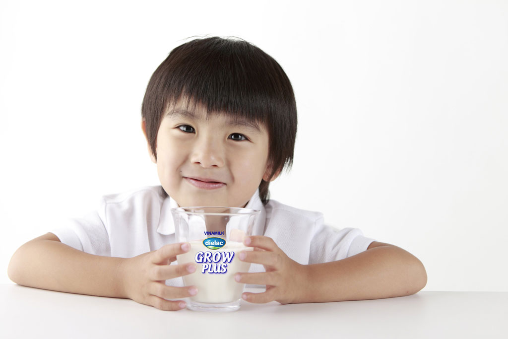 Lựa chọn sản phẩm sữa có đầy đủ dưỡng chất - bí quyết nuôi con khỏe mạnh của mẹ.