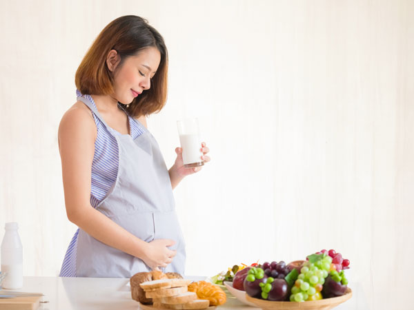 Ngoài việc chọn chế độ dinh dưỡng hợp lý, tránh xa những thực phẩm không có lợi, mẹ cần bổ sung các thực phẩm giàu dinh dưỡng giúp hỗ trợ hấp thu, phát triển trí não cho bé trong thai kỳ.
