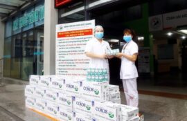 Vinamilk tặng 50.000 sản phẩm cho con em y bác sĩ tuyến đầu