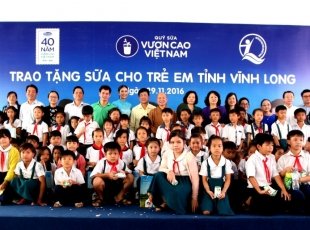 Quỹ sữa Vươn cao Việt Nam và Vinamilk tiếp tục trao tặng gần 130.000 ly sữa cho trẻ em tại Vĩnh Long