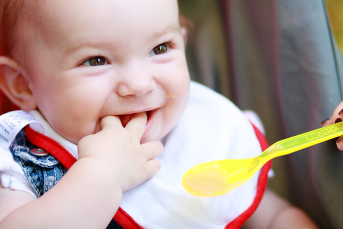 Khi mới bắt đầu ăn dặm, bé cần ăn bột ngọt trước bột mặn sau, mẹ nhé!