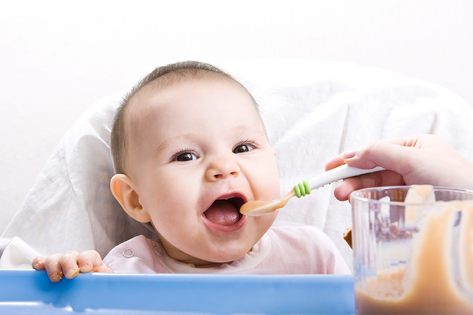 Tập trung khi ăn sẽ giúp bé ăn dặm ngon miệng hơn