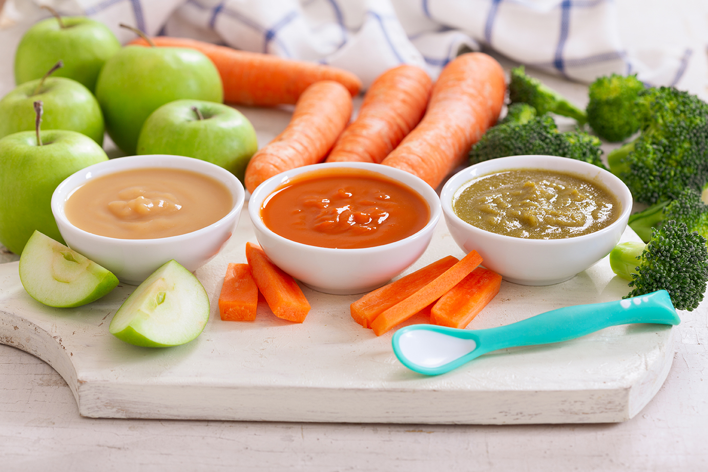 Bổ sung chất xơ và vitamin cho bé bằng rau xanh và trái cây