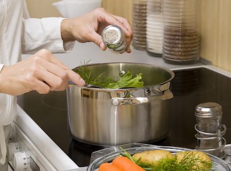 Không cho nhiều gia vị khi nấu bột ăn dặm