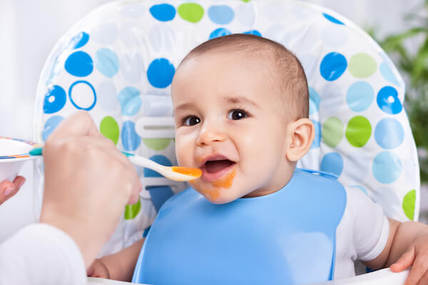 Chỉ nên cho bé ăn dặm khi bé đã đủ 6 tháng tuổi