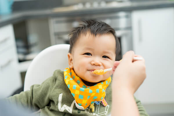 Mới đầu ăn dặm, bé cần ăn bột ngọt để quen với thức ăn lạ ngoài sữa mẹ Mới đầu ăn dặm, bé cần ăn bột ngọt để quen với thức ăn lạ ngoài sữa mẹ