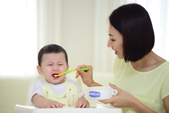 Khi bé có biểu hiện không muốn ăn nữa, mẹ không nên ép bé vì sẽ tạo cho bé tâm lý sợ hãi