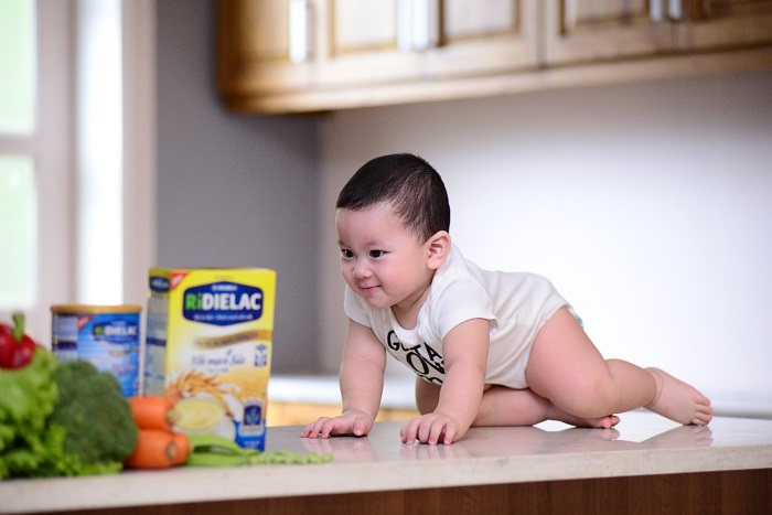 Dù cho bé ăn thực đơn ăn dặm kiểu Nhật hay truyền thống thì mẹ cũng phải đảm bảo bé được cung cấp đầy đủ và cân đối các chất Dù cho bé ăn thực đơn ăn dặm kiểu Nhật hay truyền thống thì mẹ cũng phải đảm bảo bé được cung cấp đầy đủ và cân đối các chất