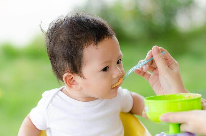 Bé 6 tháng tuổi đã sẵn sàng ăn dặm Bé 6 tháng tuổi đã sẵn sàng ăn dặm
