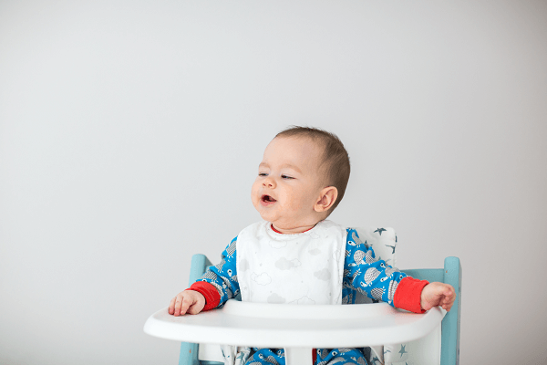 Nếu có thể tự ngồi vững và giữ thẳng đầu, có thể bé yêu của mẹ đã sẵn sàng ăn dặm rồi đấy