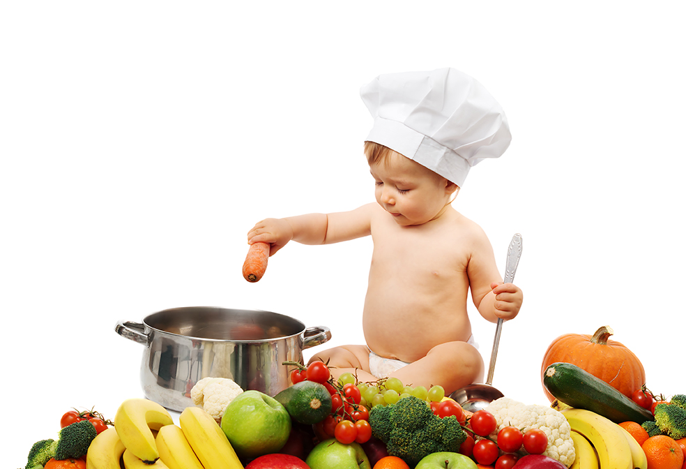 Khi cho bé ăn, mẹ cũng có thể cho bé sờ vào rau củ, trái cây để bé cảm nhận được độ nhám, mịn của các loại thực phẩm.