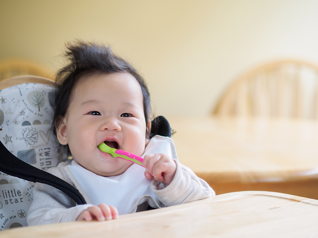 Khi nào nên cho bé ăn dặm là băn khoăn phổ biến của nhiều mẹ