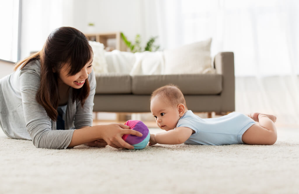 Mẹ và bé cùng chơi sẽ giúp bé phát triển tốt hơn