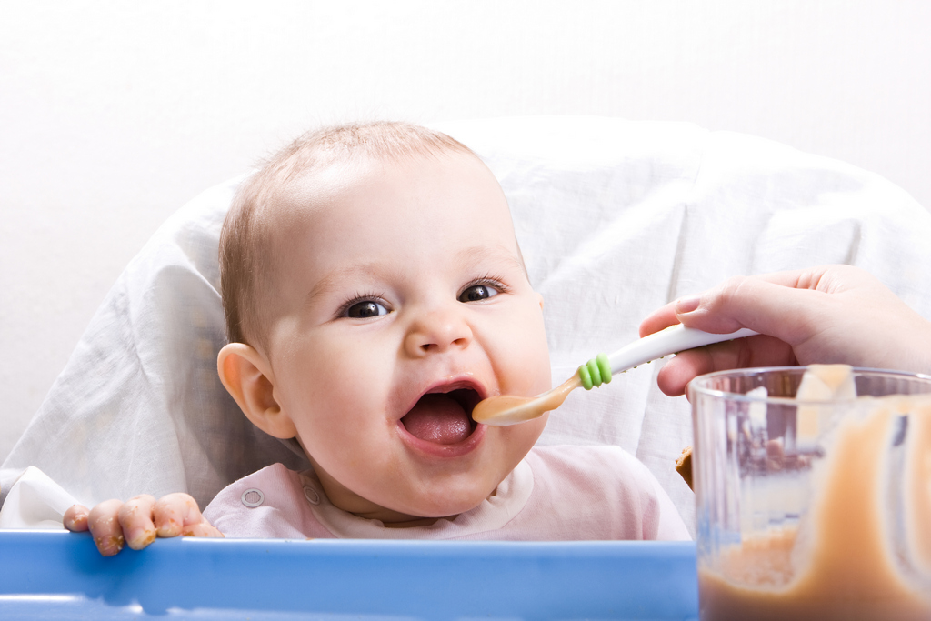Cách nấu bột ăn dặm cho bé 6 tháng tuổi ăn ngon miệng, tăng cân khỏe mạnh