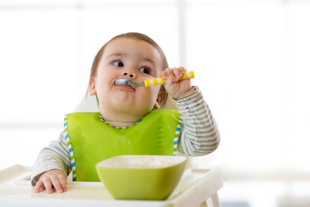 Mẹ nên quan sát biểu hiện của bé để tránh cho con ăn quá no.