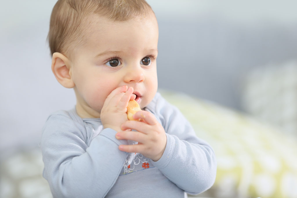 Cho con ăn sớm dễ khiến em bé không chịu uống sữa.